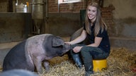 Leonie Froböse mit ihren Schweinen.
