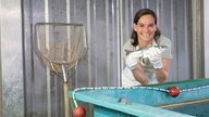 Louise Niehues mit einem Wolfsbarsch in der Hand.