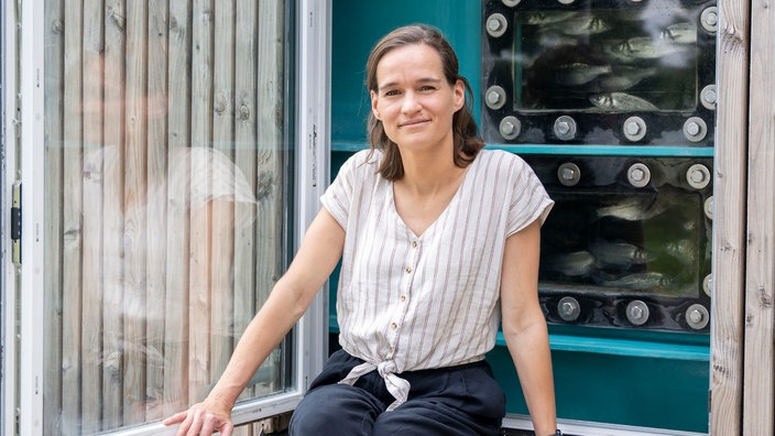  Louise Niehues sitzt vor dem "Fischfenster"