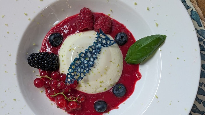 Zitronen-Panna Cotta an Himbeersauce