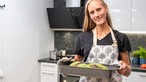 Marina Dickhoven in der Küche mit einem Bräter. 
