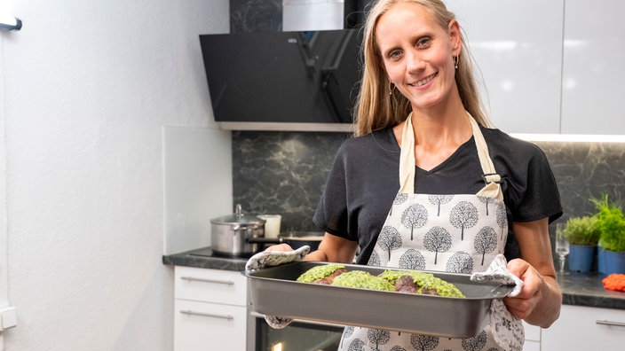 Marina Dickhoven in der Küche mit einem Bräter. 