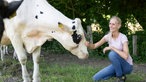 Marina Dickhoven bei den Kühen auf der Weide