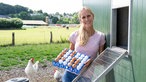 Marina Dickhoven bei den Hühnern.