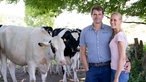 Marina Dickhoven und ihr Mann Martin auf der Kuhweide. 