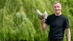 Michael Peine mit einem Huhn. 