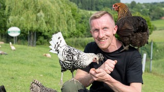 Michael Peine, mit seinen Hühnern.