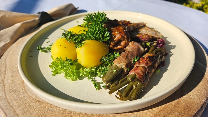 Schweinerouladen & Schinkenbraten mit Sennekartoffeln und Bohnen im Schinkenmantel