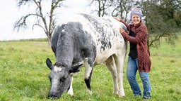 Rahel Kremershof auf der Kuhweide. 