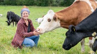 Rahel Kremershof bei den Kühen auf der Weide.
