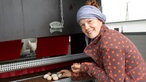 Rahel Kremershof sammelt Hühnereier ein.