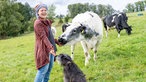 Rahel Kremershof bei den Kühen auf der Weide. 