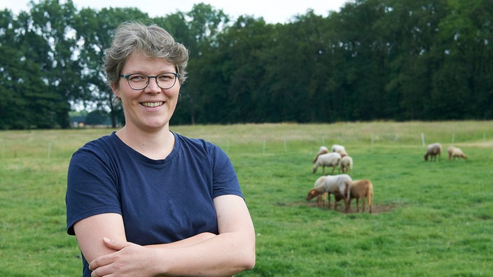 Simone Schmitz - im Hintergrund Coburger Fuchsschafe. 