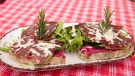Biertreber-Brot mit Wild-Gin-Salami von Stefanie Huber