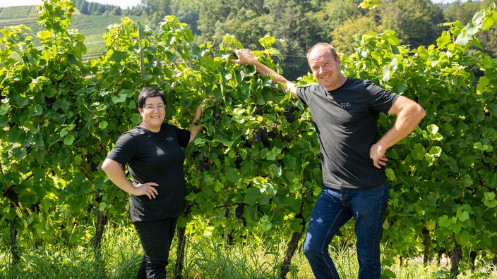 Stefanie Huber ihr Mann Josef  in den Weinbergen. 