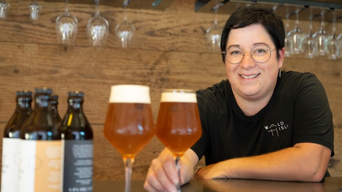 Stefanie Huber mit einer Auswahl an selbstgebrautem Bier. 