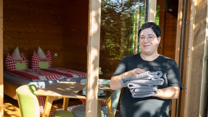 Stefanie Huber vor einem Zimmer im Baumhaus. 