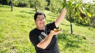 Stefanie Huber auf der Streuobstwiese.