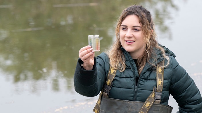 Svenja Viertel prüft die Wasserqualität.