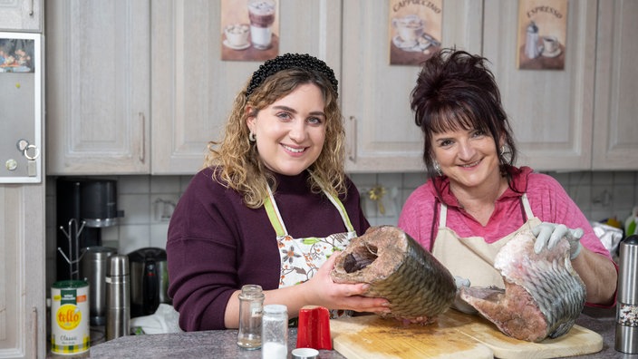 Svenja Viertel mit ihrer Mutter in der Küche. 