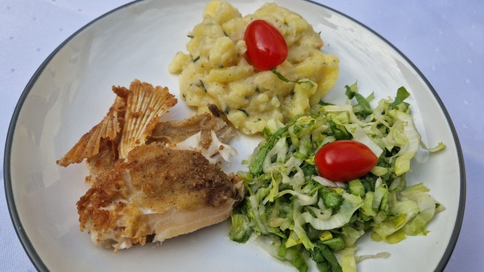 Halber gebackener Karpfen mit Kartoffelsalat