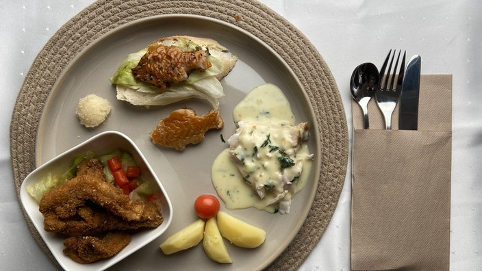 Dreierlei vom Fisch: Karpfen-Crunchies, geräuchertes Karpfenfilet & Graskarpfen mit Weißwein-Soße und Salzkartoffeln