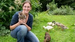 Sylvia Geldmacher mit einem Huhn