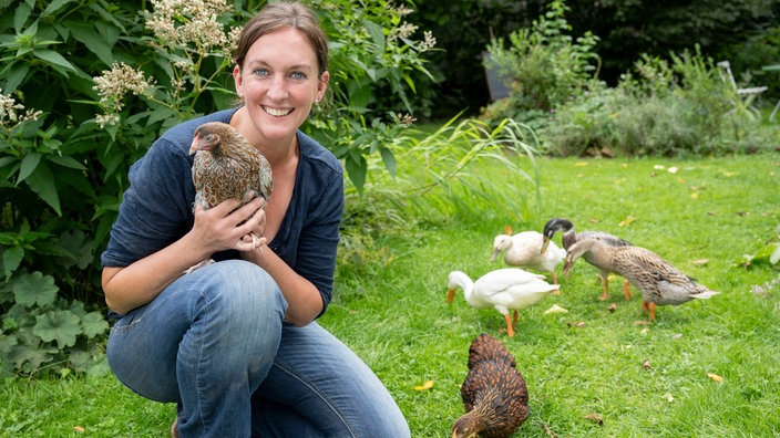 Sylvia Geldmacher mit einem Huhn