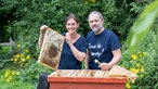 Sylvia Geldmacher mit ihrem Partner Sebatian Klein bei den Bienen, 