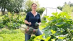 Sylvia Geldmacher in ihrem Gemüsegarten