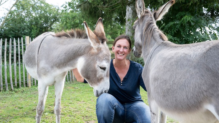 Sylvia Geldmacher mit ihren Eseln. 