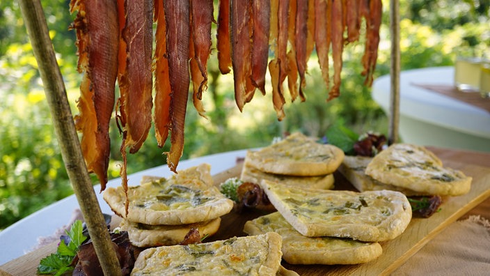 Schnattern-Blätz (Fladen mit Winterhecken-Zwiebeln) und Rauchfleisch vom Rind  von Verena Krimbacher
