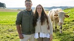 Verena Krimbacher mit ihrem Mann Hubert auf der Weide. 