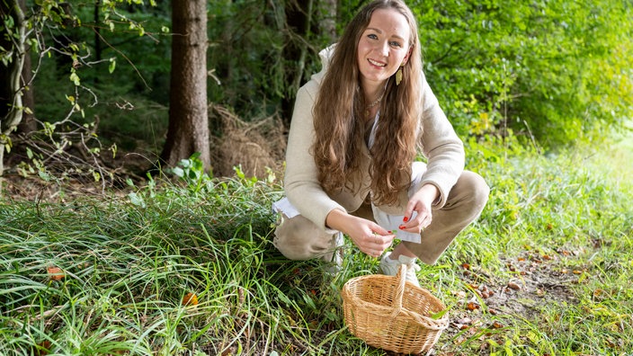 Verena Krimbacher sammelt Wildkräuter. 