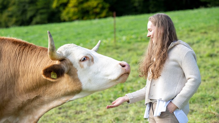 Verena Krimbacher bei den Ochsen auf der Weide. 