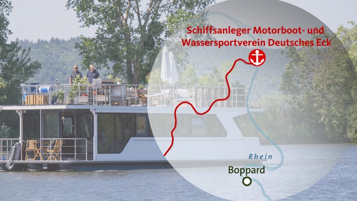 Karte mit Grafik "Schiffsanleger Deutsches Eck", im Hintergrund das Hausboot auf der Mosel. 