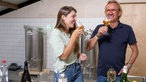 Lotte Daalman und Frank Buchholz kosten Likör. 