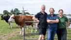 Rinske und Jan-Eel Meindertsma mit Björn Freitag auf der Weide. 