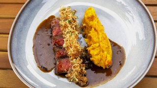 Rinderrücken mit Kartoffel-Möhren-Stampf,, frittiertem Sauerkraut und Bier-Soße