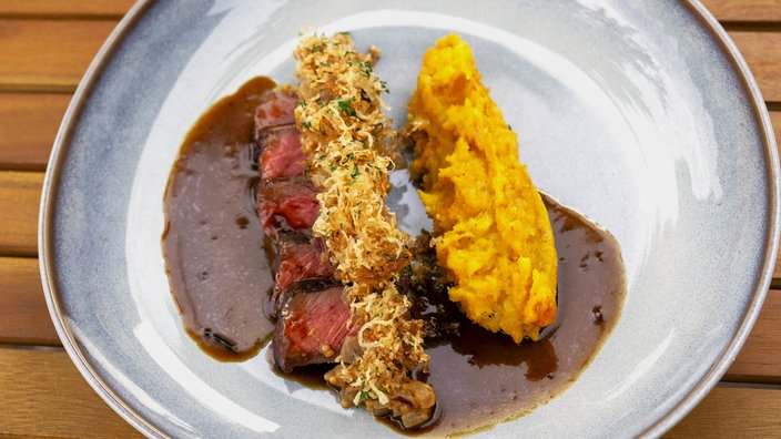 Rinderrücken mit Kartoffel-Möhren-Stampf,, frittiertem Sauerkraut und Bier-Soße