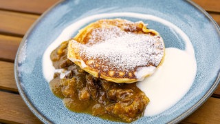 Pancake auf Pflaumen-Kompott und Natur-Joghurt