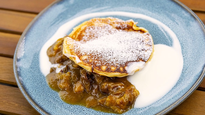 Pancake auf Pflaumen-Kompott und Natur-Joghurt