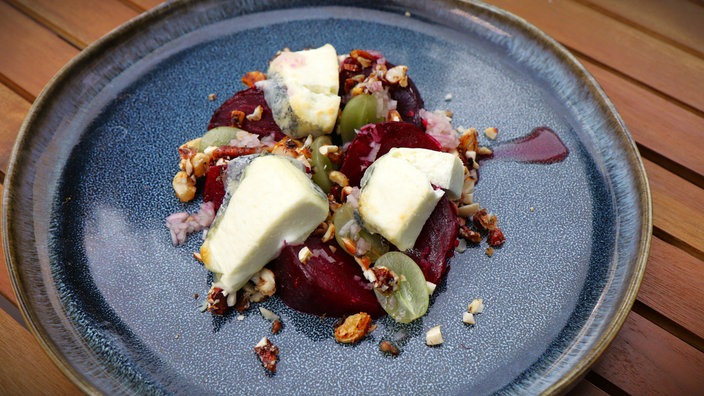 Rote Bete mit gerösteten Nüssen, Trauben und Ziegenkäse