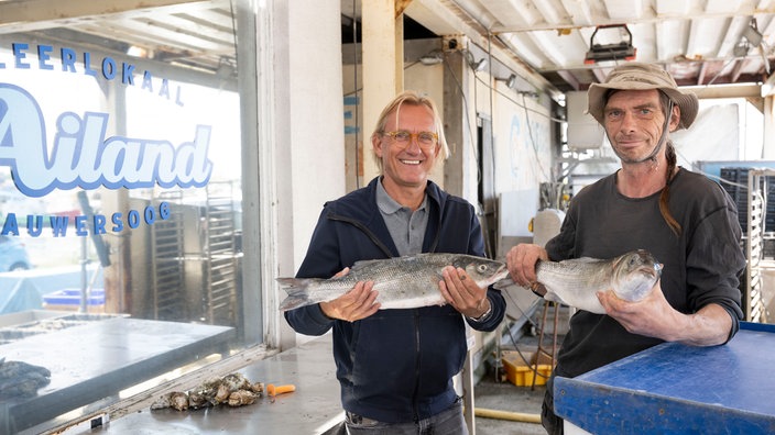 Frank Buchholz und Jan Geertsema mit frisch gefangenen Wolfsbarschen. 