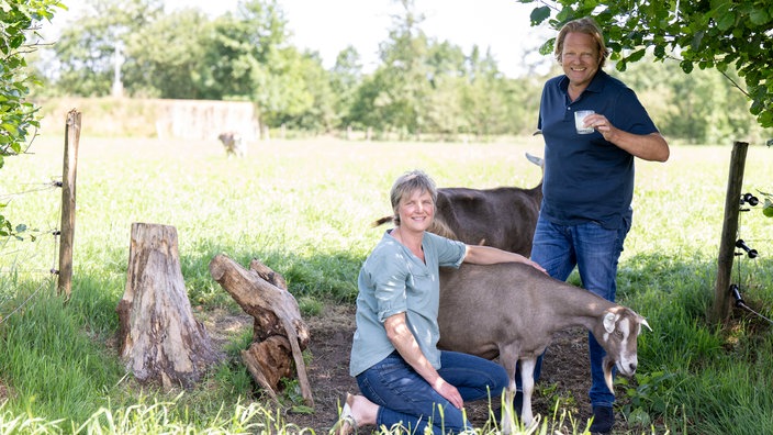  Doetie Trinks und Björn Freitag bei den Ziegen