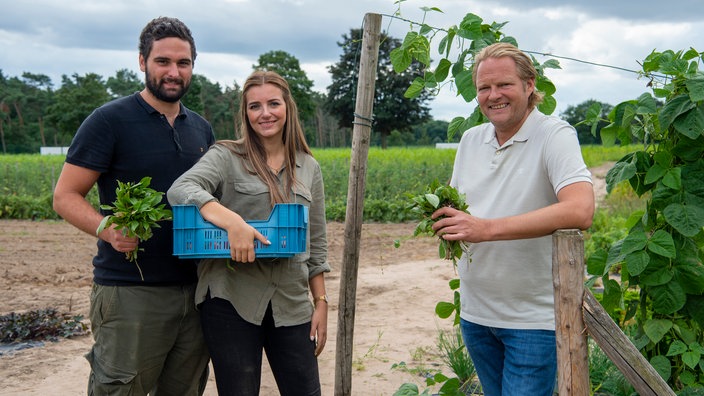 Felix Frason mit seiner Freundin Vivien und Björn Freitag.