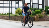 Frank Buchholz fährt mit dem Rad durch Reileifzen. 