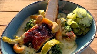 Grünes Kokoscurry mit gegrilltem Hühnchen und Gurkensalat
