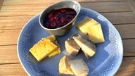 Käseauswahl mit Pflaumen-Chutney