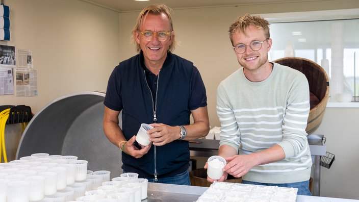 Frank Buchholz mit Dietmer Yntema in der Käserei. 
